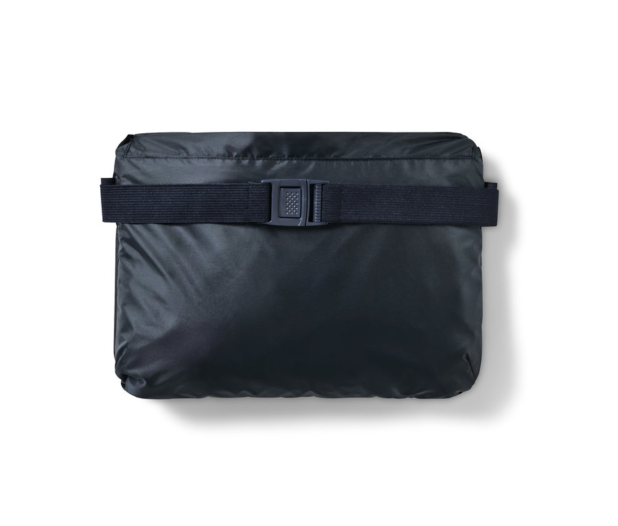Ein zusammengelegter blauer Unisex-Regenponcho, der mit einem Riemen zusammengehalten wird.