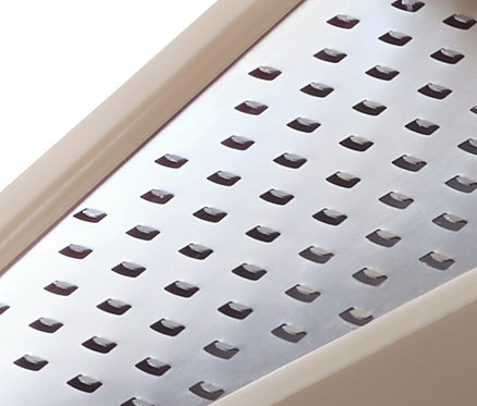 Nahaufnahme einer 2-in-1-Parmesanreibe.