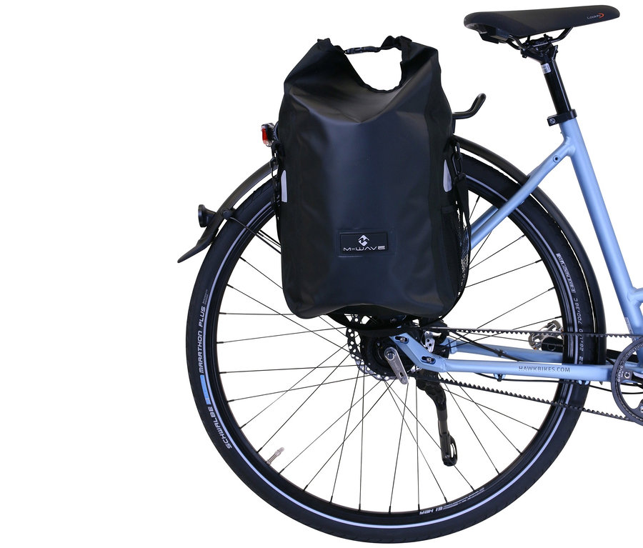 Detailaufnahme vom Hinterrad eines blauen HAWK Bikes Fahrrad »Trekking Lady Super Deluxe Plus« mit schwarzer M-Wave Gepäckträgertasche.