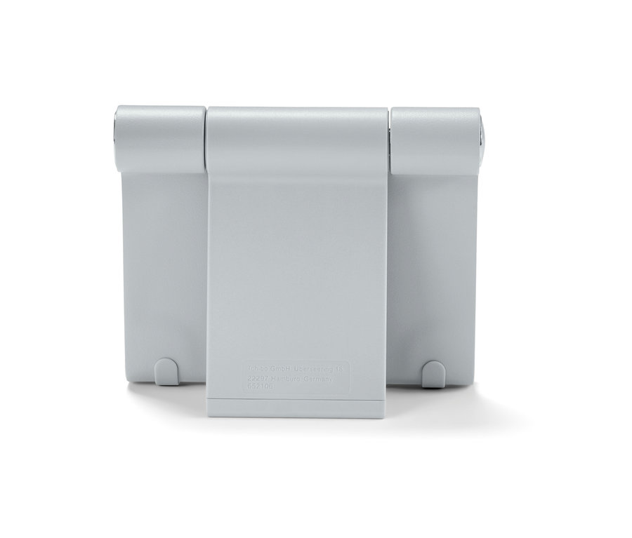 Ein grauer Smartphone-und-Tablet-Ständer auf einem weißen Hintergrund.