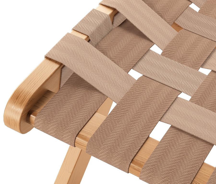 Detailaufnahme eines zusammenklappbaren Loungesessels mit beigen Gurten und Holzrahmen.