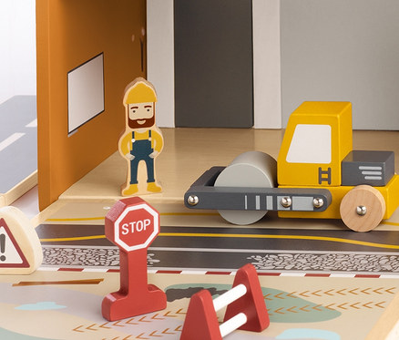Holzspielzeug Pinolino Spielwelt »Baustelle Gustav« mit Arbeiterfigur, Walze und Verkehrsschildern auf einer Spielplatte.
