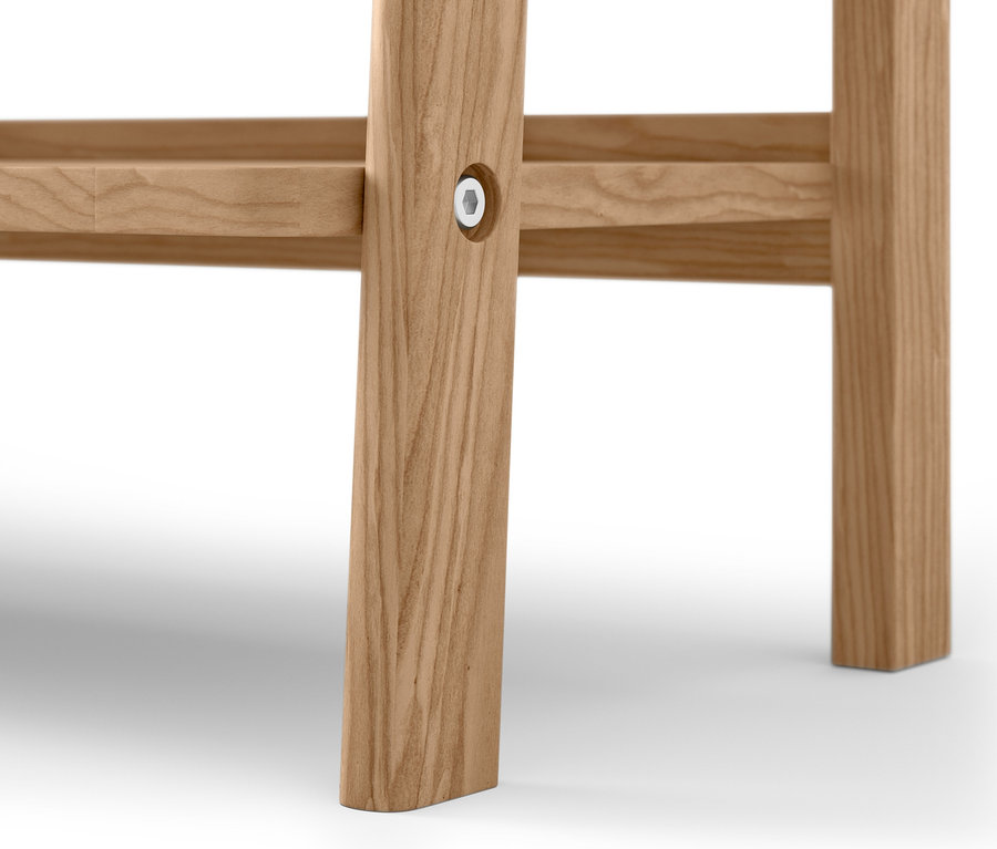 Detail einer hölzernen Anrichte.