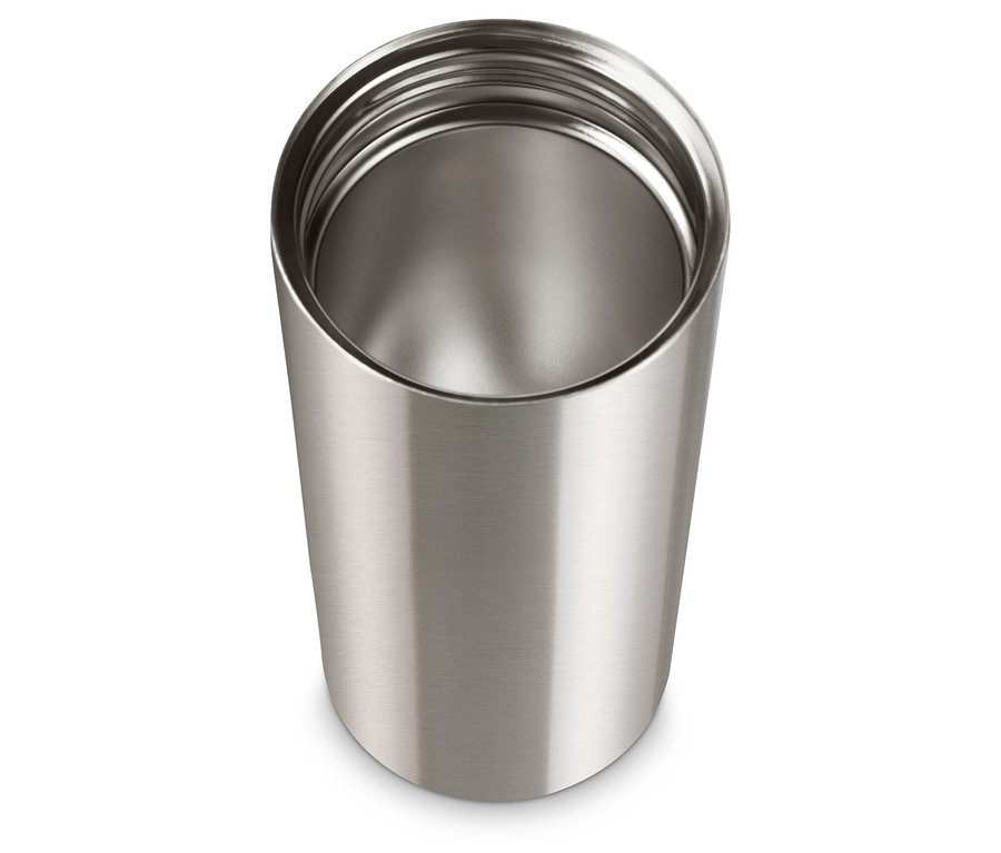Ein silberfarbener Coffee-to-go-Becher aus Edelstahl.