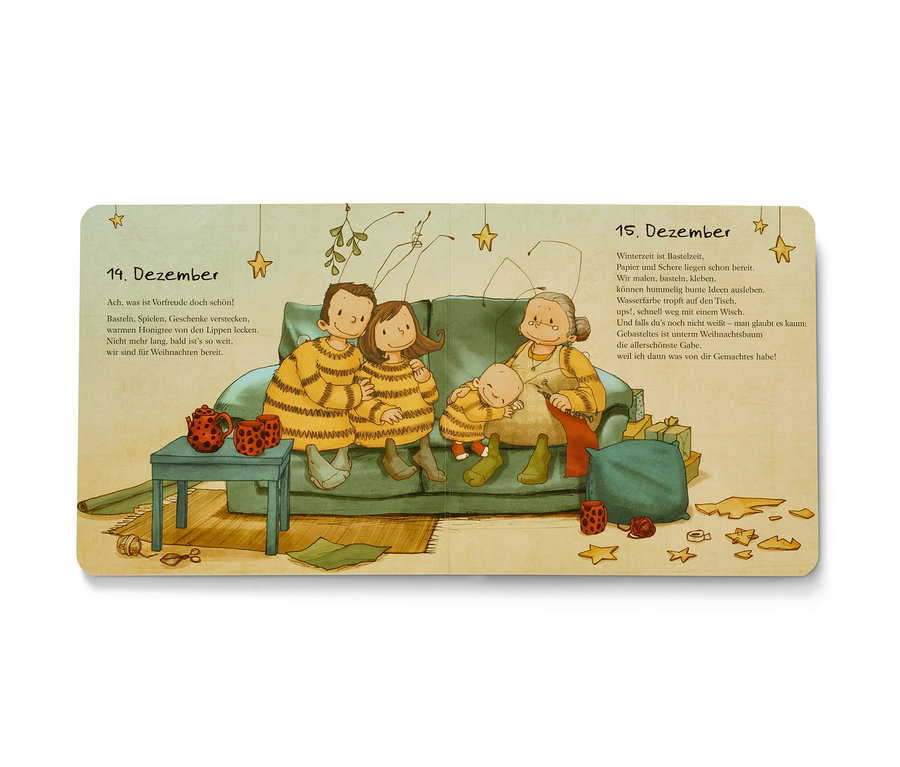 Das Bild zeigt eine geöffnete Buchseite mit der Illustration einer Familie und einer Großmutter auf einem Sofa. Im Vordergrund steht ein Tisch mit einem Teeservice. Zu sehen ist das Buch »Die Baby-Hummel Bommel ‒ Advent, Advent«.