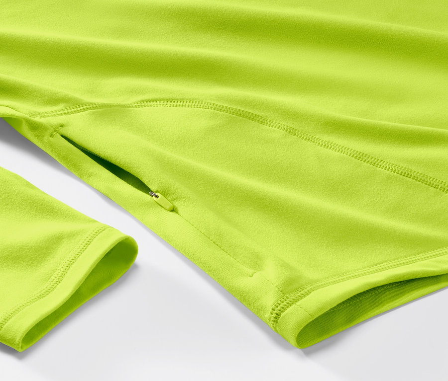 Detailaufnahme eines neonlime Thermo-Funktionsshirts.