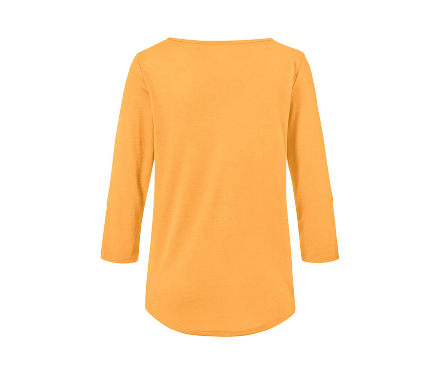 Detailansicht der Rückseite eines orangefarbenen Funktionsshirts mit 3/4-Ärmeln.