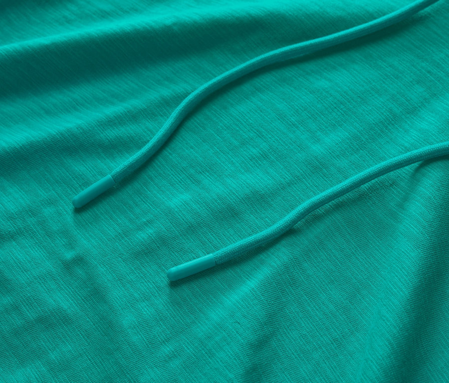 Detailansicht eines türkisfarbenen Jersey-Hoodies mit Kordelzug.