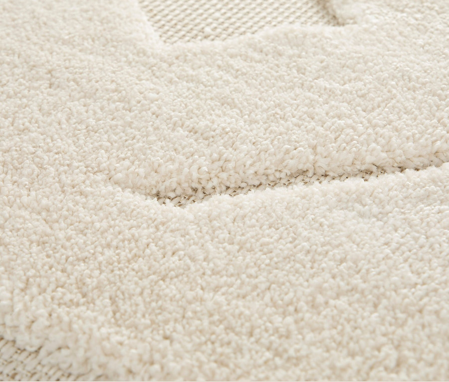 Nahaufnahme eines beigen NATIVO Checks Indoor-Teppichs.