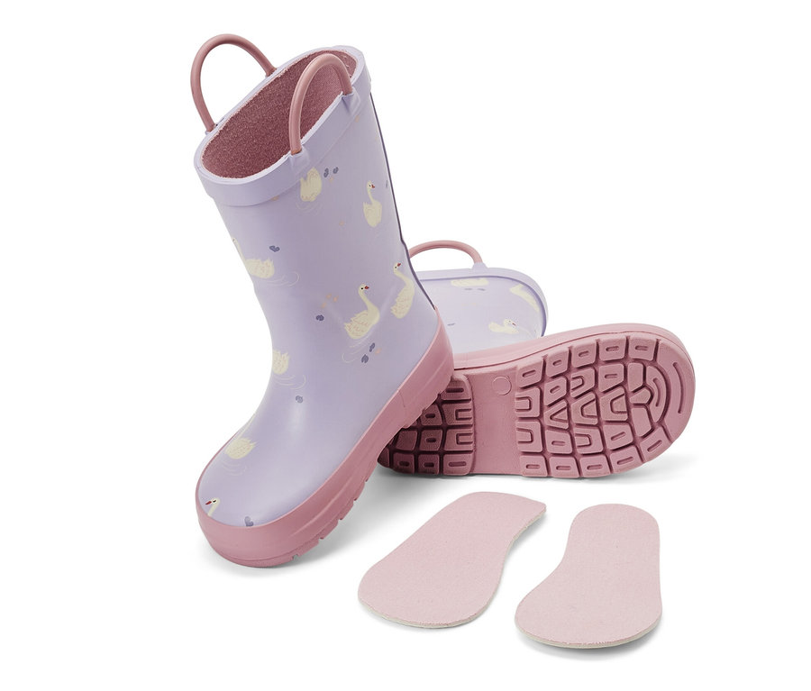 Lila Kinder-Regenstiefel mit Schwänen, rosa Sohle und zwei Einlegesohlen.