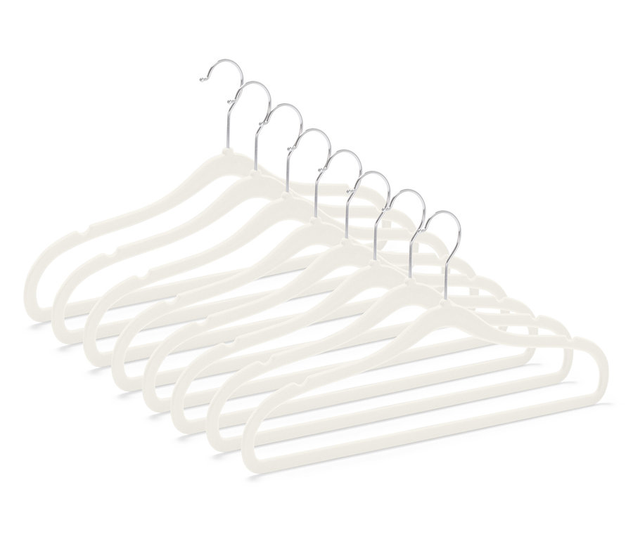 Acht cremefarbene, extraschmale Kleiderbügel mit verchromten Haken.