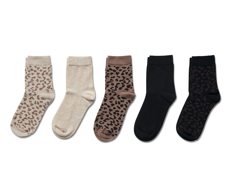 Fünf Paar Socken in verschiedenen Farben und Mustern.