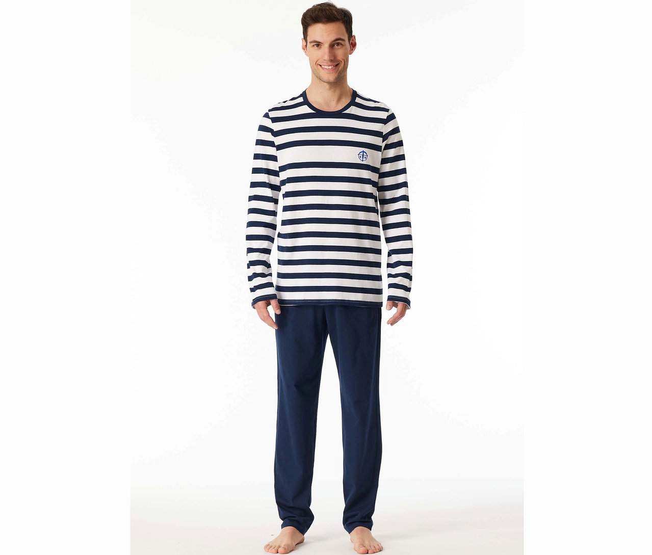 Mann trägt ein gestreiftes Langarmshirt und eine blaue Hose.