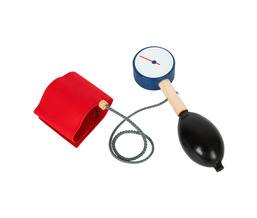 Ein rotes Armband und ein blaues medizinisches Gerät mit einer schwarzen Pumpe aus dem small foot Notarzt-Rucksack Spielzeugset.
