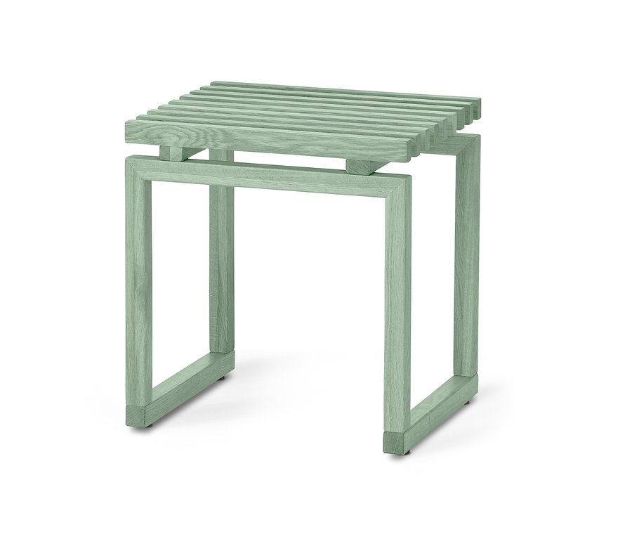 Hocker aus hellem Holz vor weißem Hintergrund.