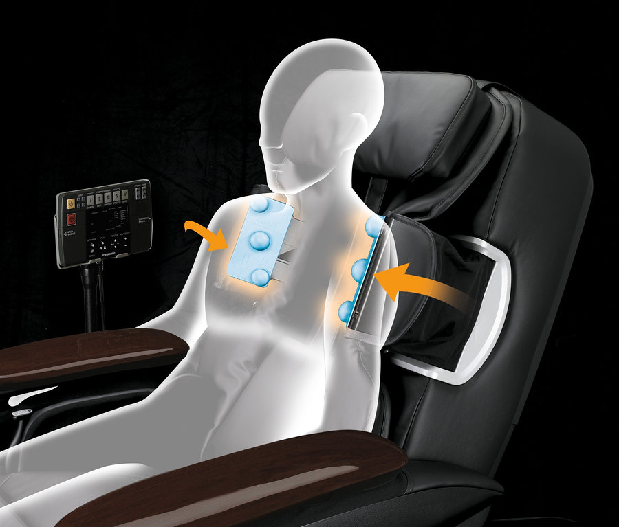 Auf dem Bild sitzt eine Schaufensterpuppe in einem Panasonic MA 59 Massagesessel.