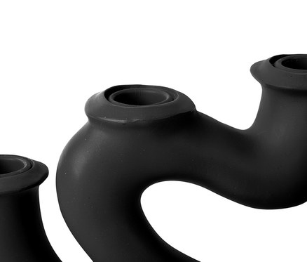 Detailansicht von einem schwarzen Kerzenständer.