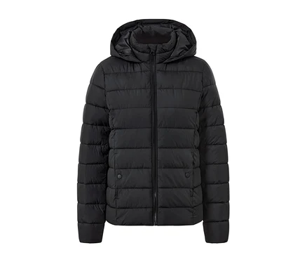 Schwarze Steppjacke mit Kapuze.