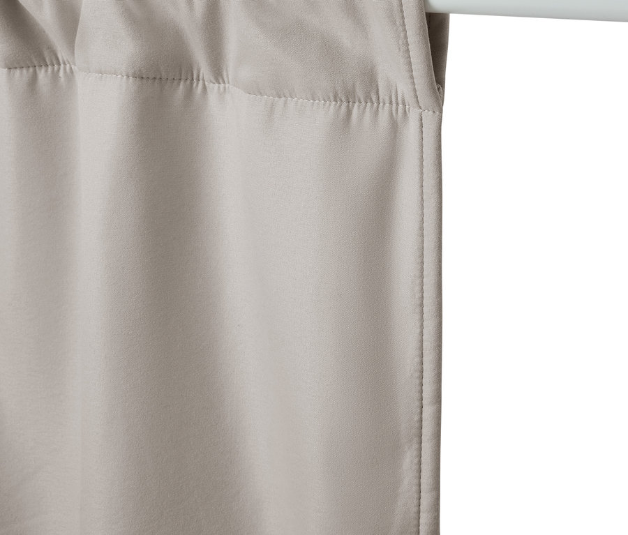 Beige Vorhänge hängen an einer weißen Stange.