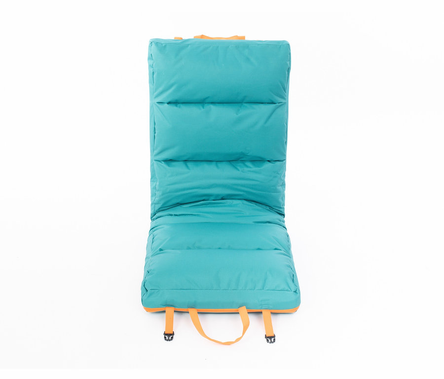 Türkisblaue, tragbare Sitzmatte mit orangefarbenen Riemen auf weißem Hintergrund.