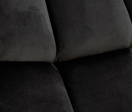 Detailaufnahme eines schwarzen Relaxsessels.