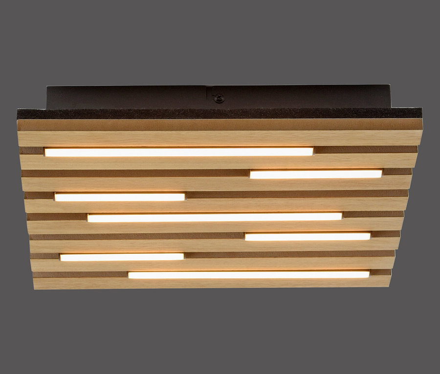 Hölzerne Deckenleuchte mit horizontalen LED-Streifen.