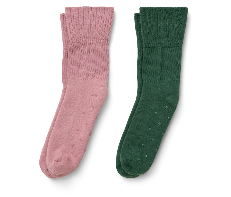 Zwei Paar Socken: ein rosafarbenes und ein grünes Paar.