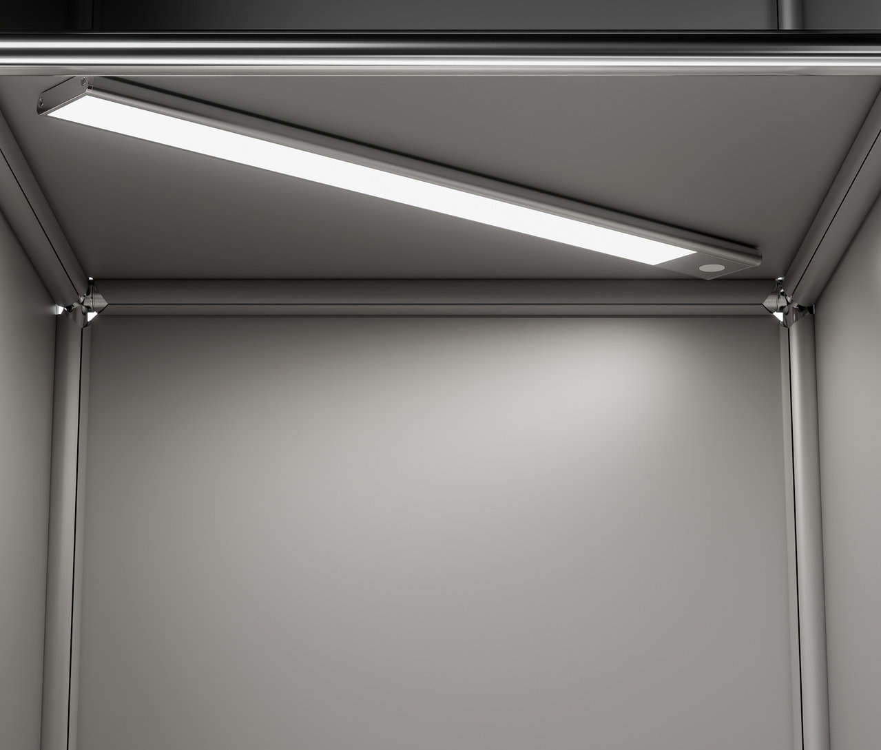 Innenraum eines Kleiderschranks mit einer an der Decke befestigten LED-Leuchte.