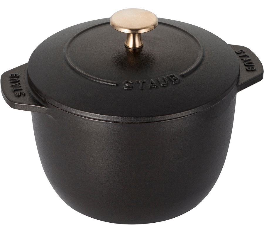 Detailansicht einer schwarzen Staub Reis-Cocotte, 16 cm, mit Deckel und goldenem Griff.