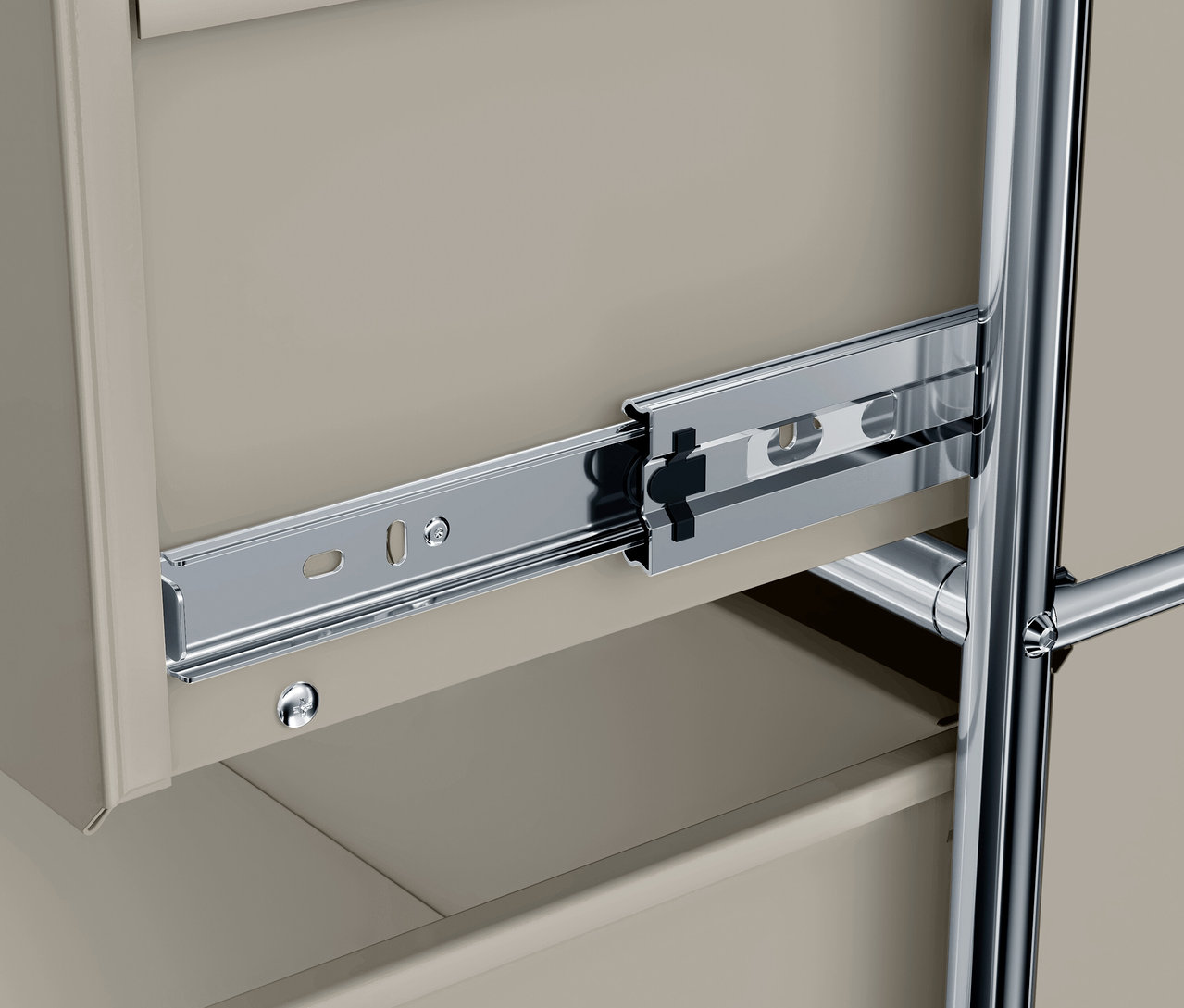 Detailaufnahme einer Schublade mit Metallschienen.