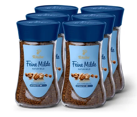 Sechs Gläser Feine Milde Instantkaffee mit blauem Deckel.