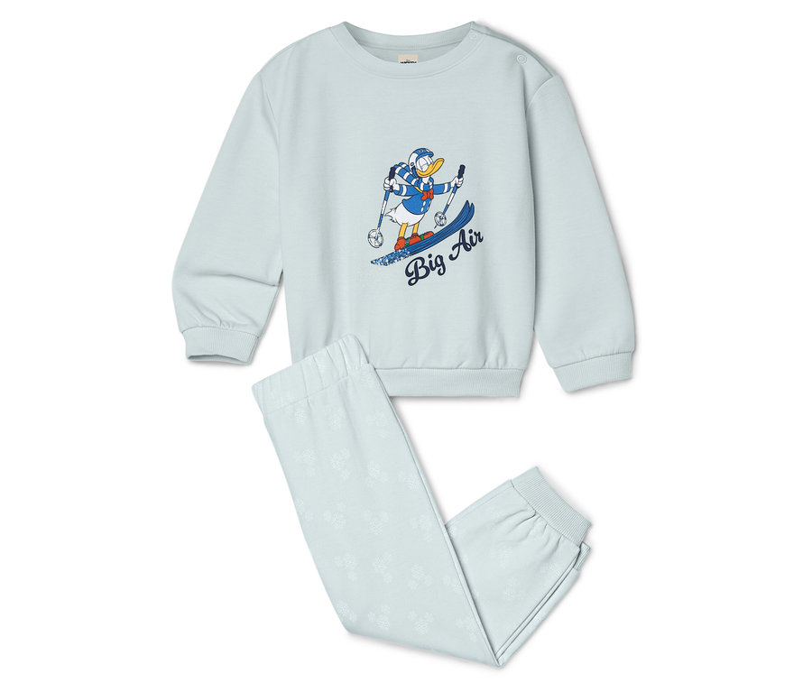 Ein hellblaues Pyjama-Set mit einem Donald Duck-Motiv beim Skifahren.