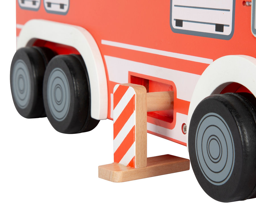 Detail eines roten Holzfeuerwehrautos mit schwarzen Rädern und einer Stütze mit orangefarbenen Streifen.