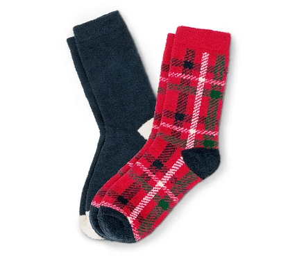 Zwei Socken: eine marineblau mit weißer Raute, die andere rot mit Tartanmuster.