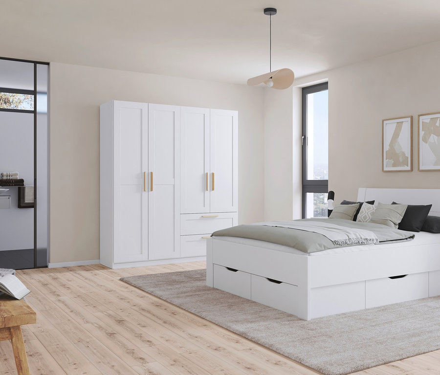 Schlafzimmer mit weißem Bett, Nachttisch und rauch Drehtürenschrank »Quadra-Spin Country«, 4-türig.
