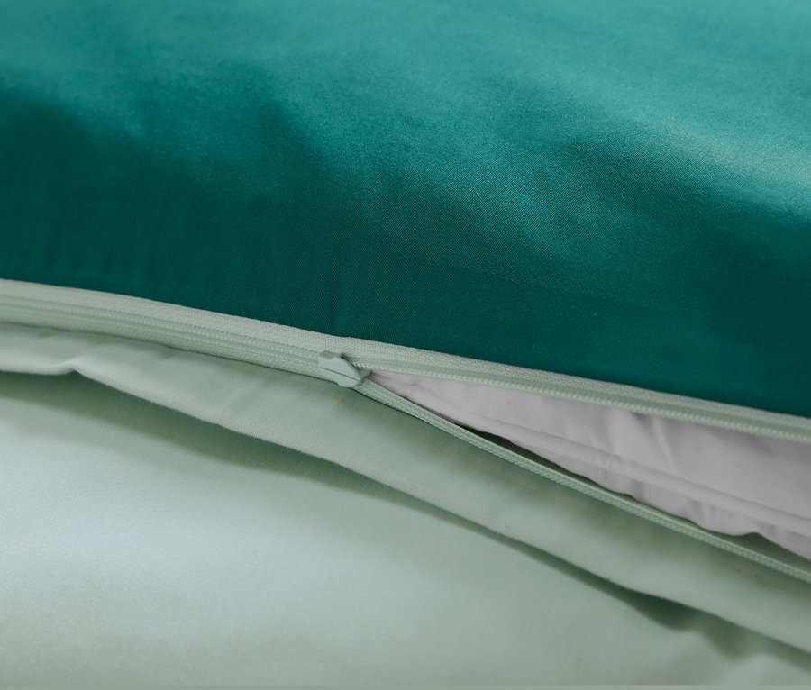 Detailansicht von grüner Baumwoll-Bettwäsche mit TENCEL™ Lyocell mit Reißverschluss.