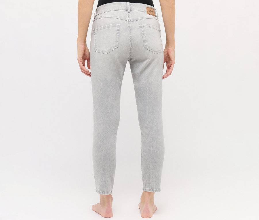 Person von hinten in hellgrauen Angels Jeans »Ornella Seam« Slim Fit 7/8.
