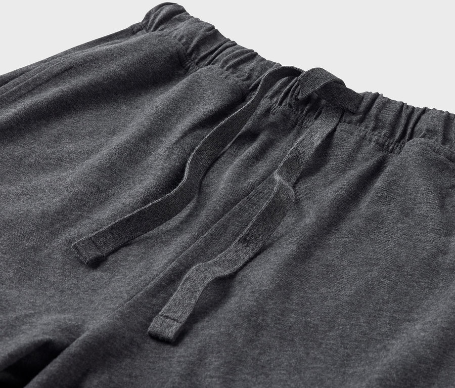 Detail einer grauen Pyjamahose mit Kordelzug.