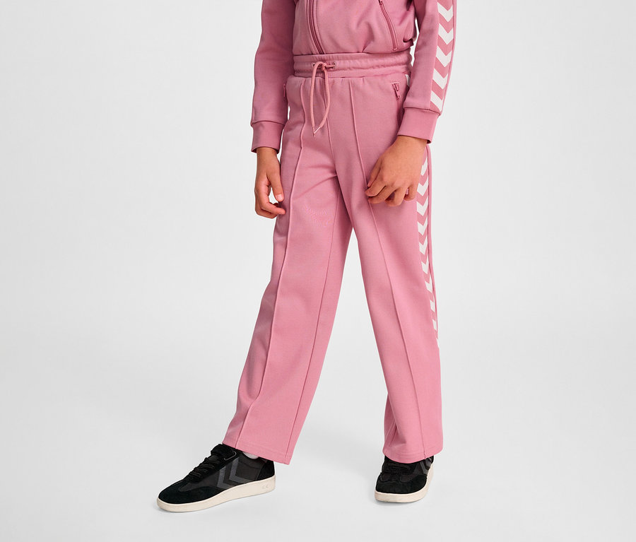 Teilansicht einer Person, die eine HUMMEL HMLJR Archive Wideleg Poly Pants trägt.