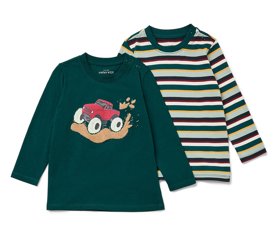 Zwei langärmlige Kinder-T-Shirts. Eines ist grün mit einem roten Autoaufdruck, das andere ist gestreift.