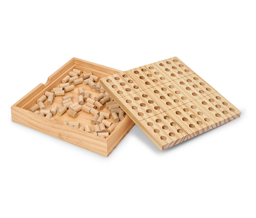 Holzkiste gefüllt mit Holzstiften und eine Lochplatte.