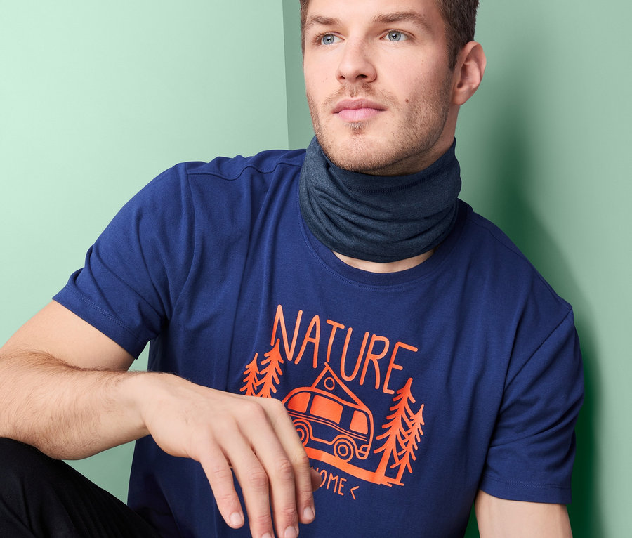 Mann trägt ein dunkelblau meliertes Multifunktionstuch und ein T-Shirt mit Aufdruck.