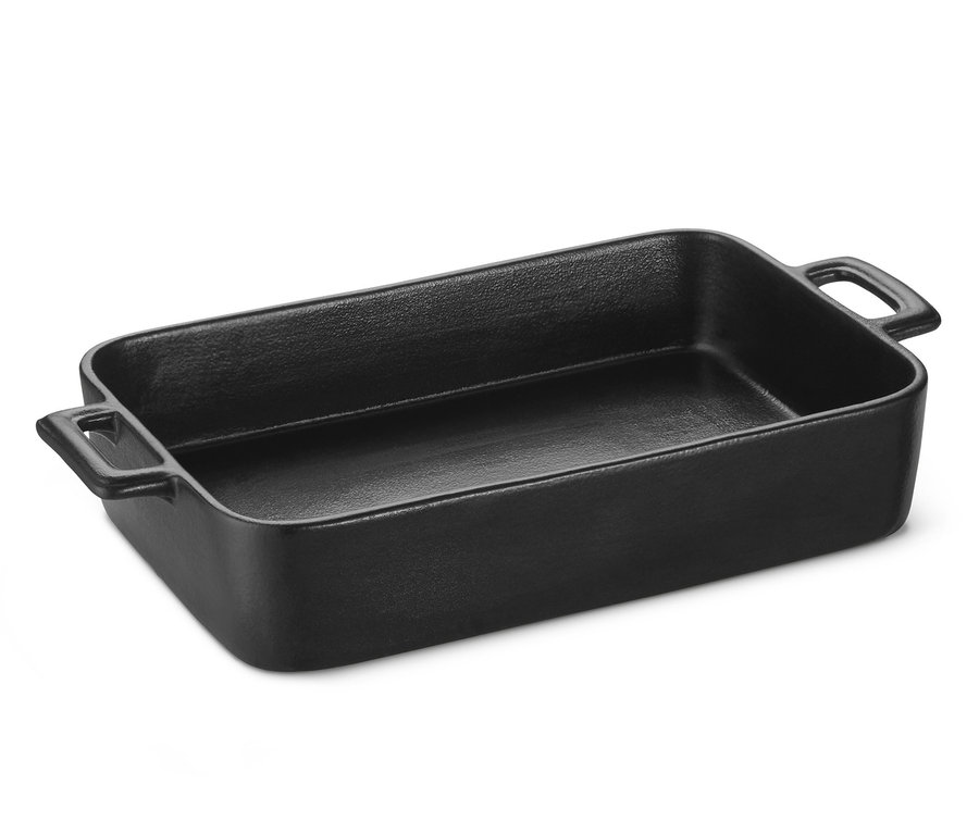 Eine rechteckige, schwarze Auflaufform auf einem weißen Hintergrund.