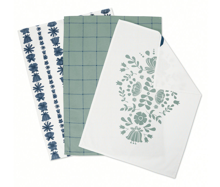 Drei gefaltete Geschirrtücher: eines mit blauen Blumen, eines mit grünem Gittermuster und eines mit Blumenmuster.