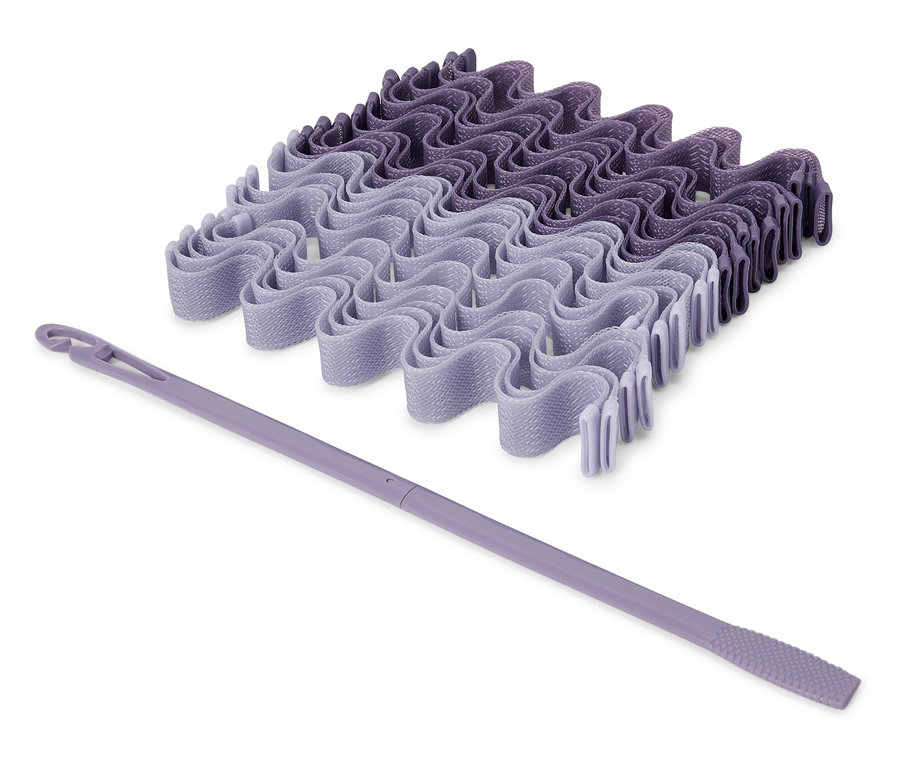 Ein Set aus violetten Haarwicklern und einem Applikator.