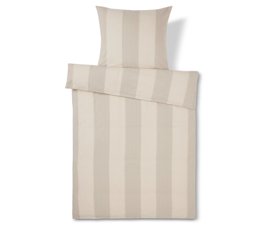 Bettbezug und Kissen mit beige- und weißgestreiften Muster.