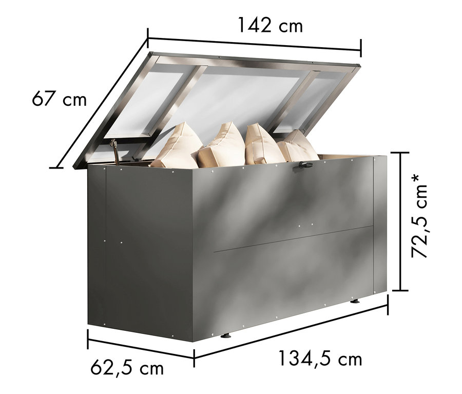 Geöffnete Karibu Aluminium-Auflagenbox 1, Breite ca. 142 cm, gefüllt mit hellen Kissen, mit Maßangaben.