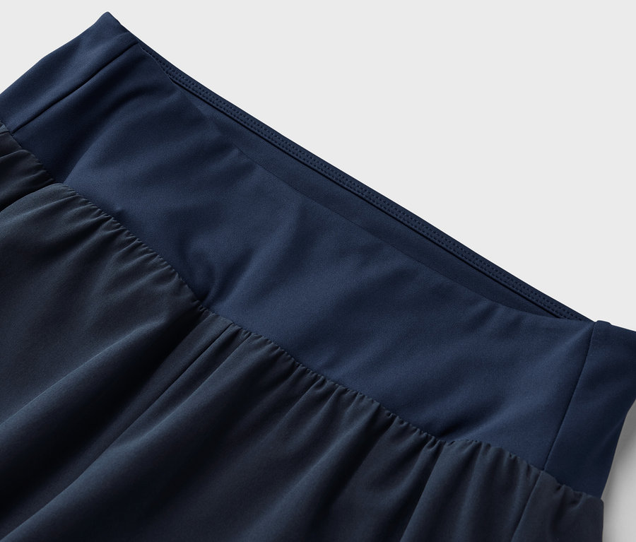 Detailaufnahme einer marineblauen 2-in-1-Laufshorts.