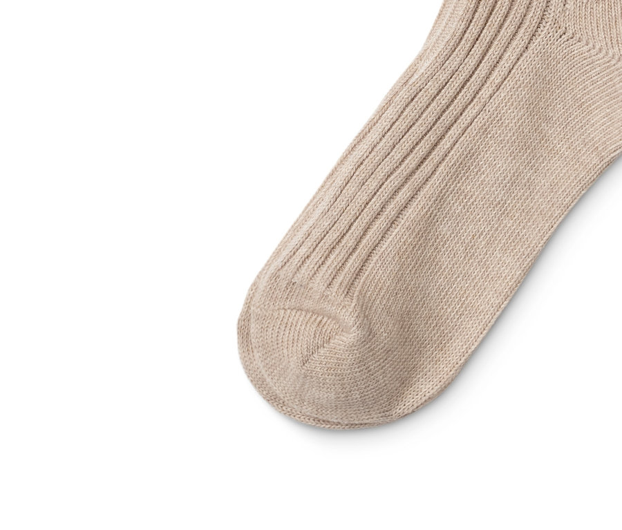 Zwei Paar Stricksocken, beige und marineblau, mit Streifen oben.