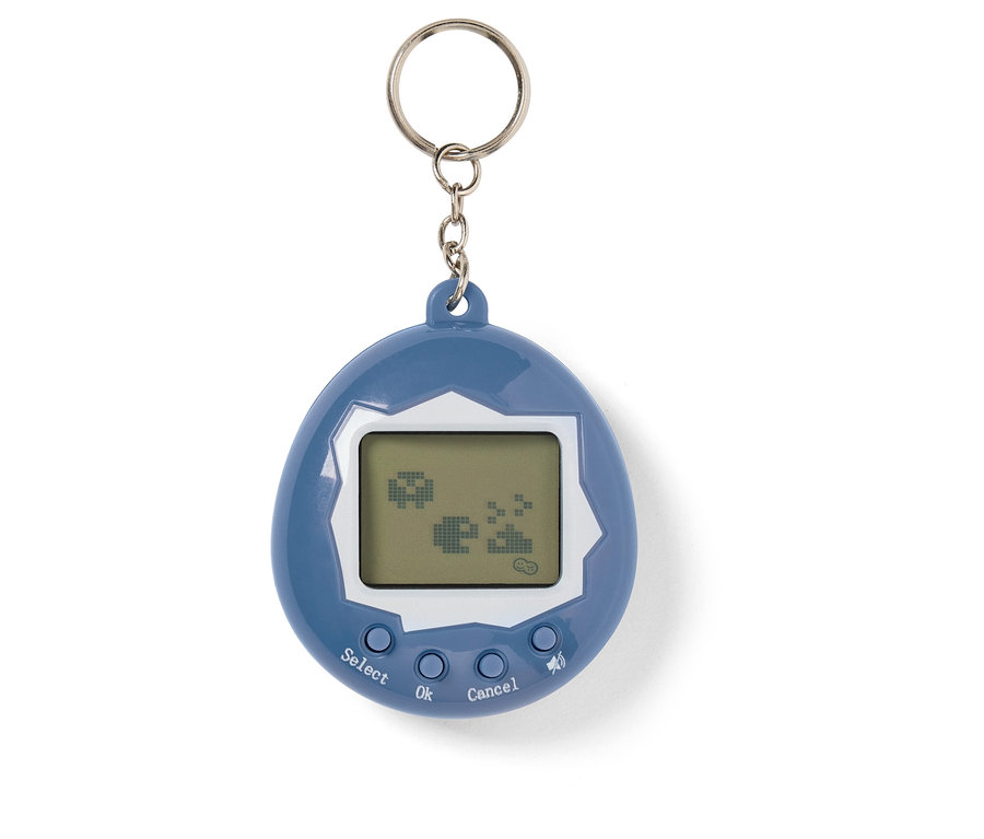 Blauer Tamagotchi mit Schlüsselanhänger und Display, das Pixelgrafiken anzeigt.